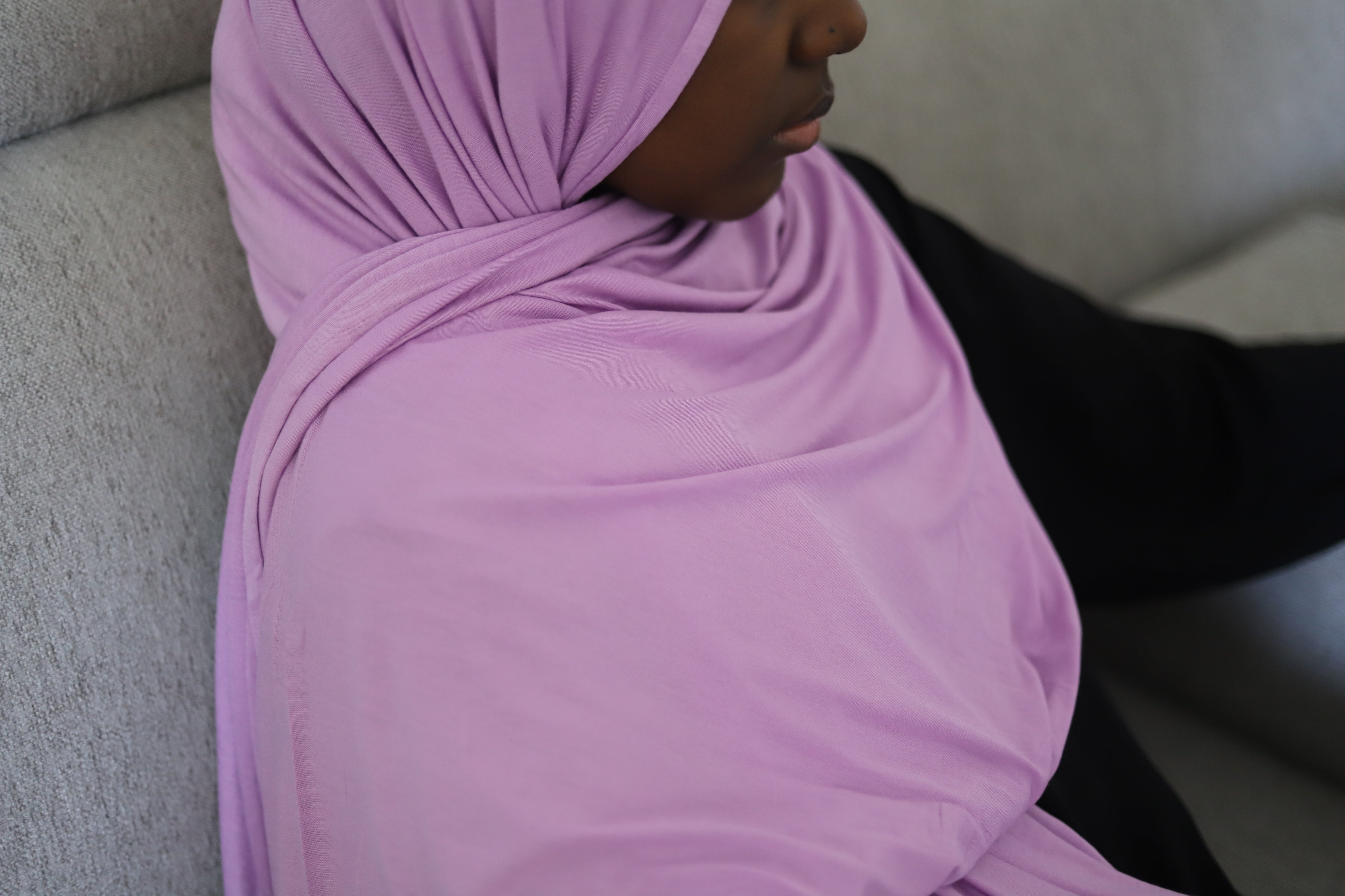 A lady wearing a lilac-colored jersey hijab.